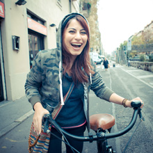 Девушка улыбается на велосипеде